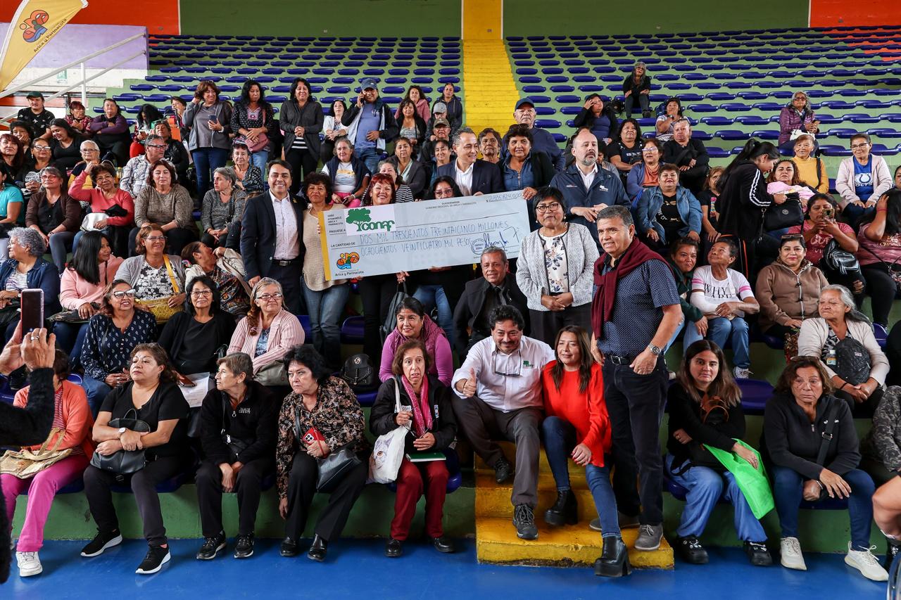 foto grupal con trabajadoras.jpg
